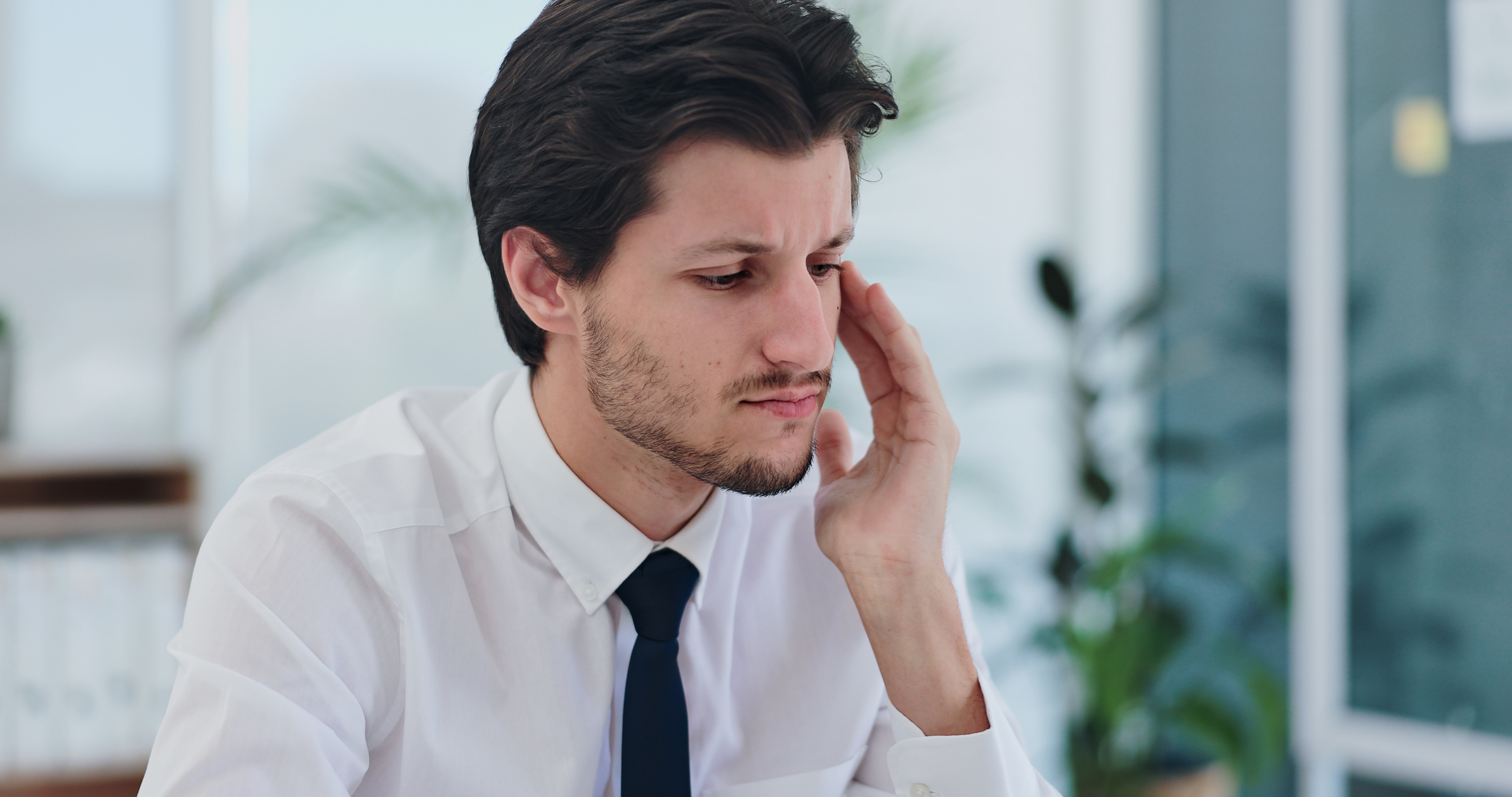 Zamyślony mężczyzna. Overthinking.
